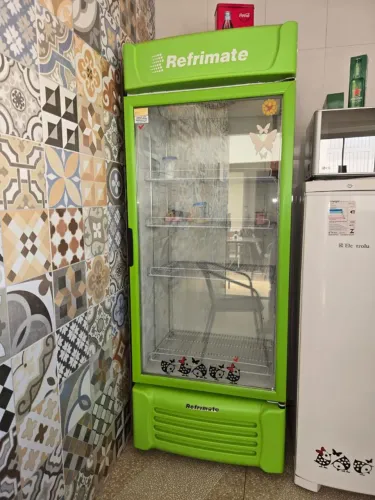 Frezzer vertical REFRIMATE. Em ótimo estado de conservação 