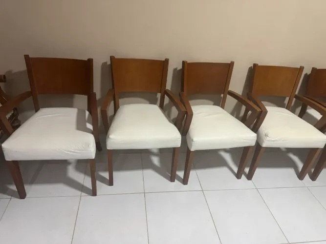 8 cadeiras de madeira para igreja