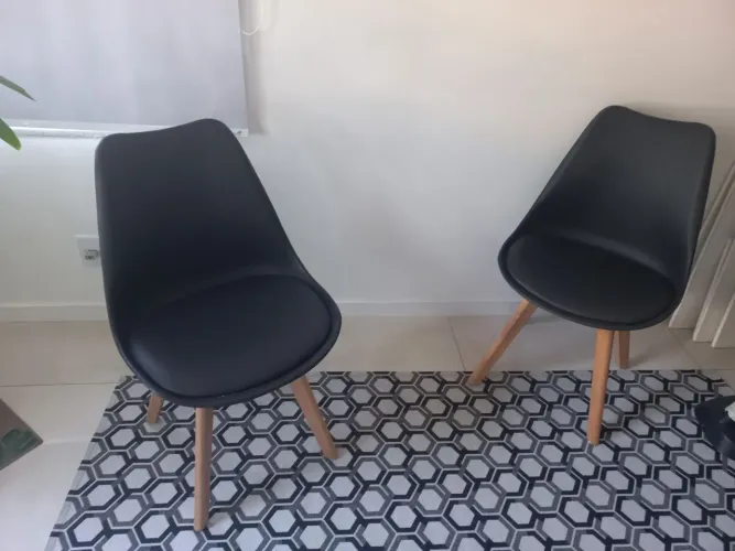 Cadeiras Eames Tulip Preta com Pés de Madeira<br>Cadeiras no estilo Eames 