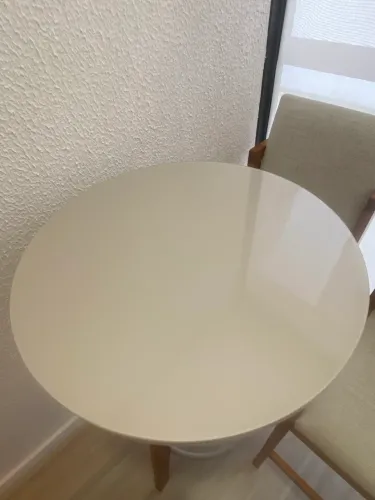 Bistrô com mesa de vidro e 3 cadeiras de madeira 