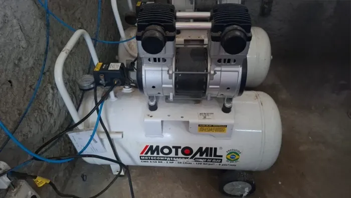Compressor odontológico Motomil 50l isento de óleo 8pés/3:min