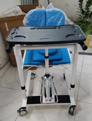 Cadeira de transferência e banho 