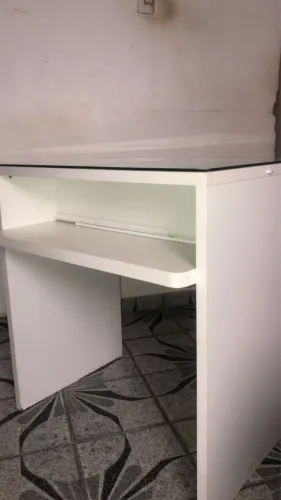 Móvel branco + cadeira pantufa vermelha 