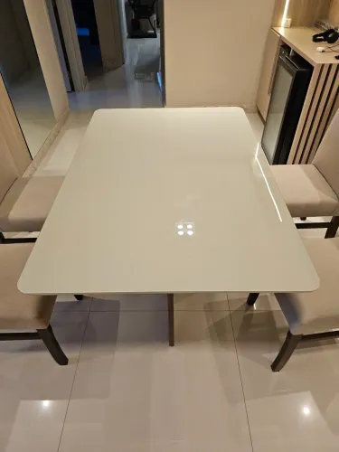 Mesa com 4 cadeiras