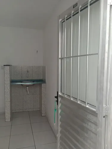 Kitinete com 1 quarto, no bairro Farias Brito bem localizado, nascente e familiar .