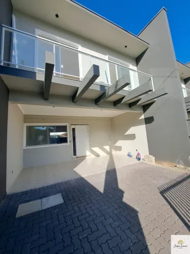 Casa Sobrado geminado localizado em Pirabeiraba, Joinville