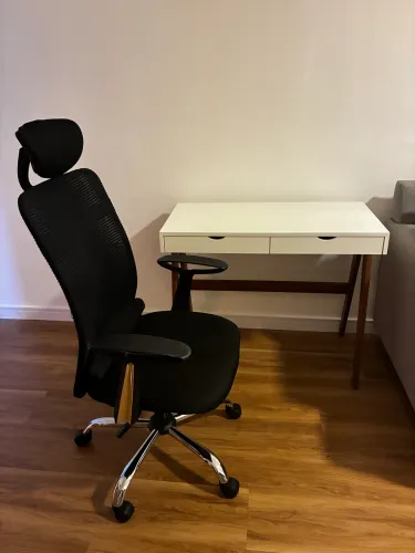 Escrivaninha e cadeira de escritório 
