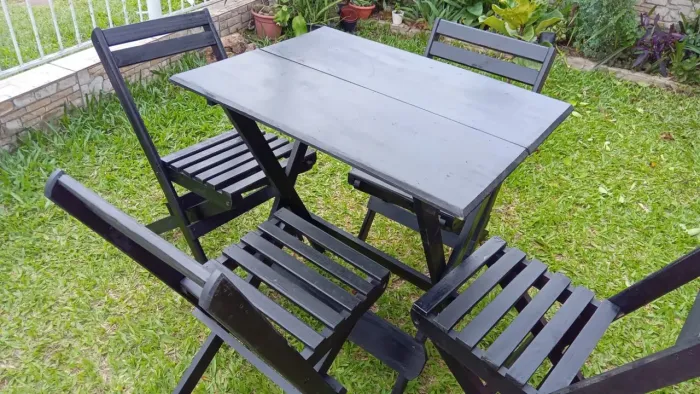 Mesa e cadeiras de bar dobraveis,  conjunto<br>Tem um conjunto preto e outro envernizado