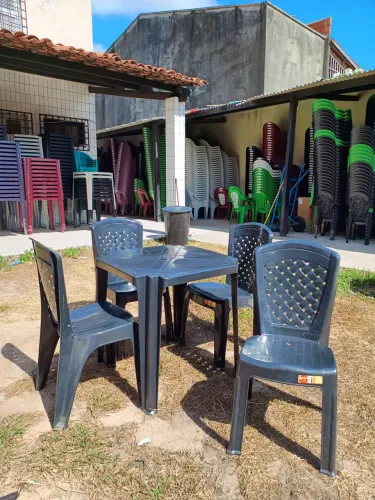 MESA COM CADEIRA DE PLASTICO