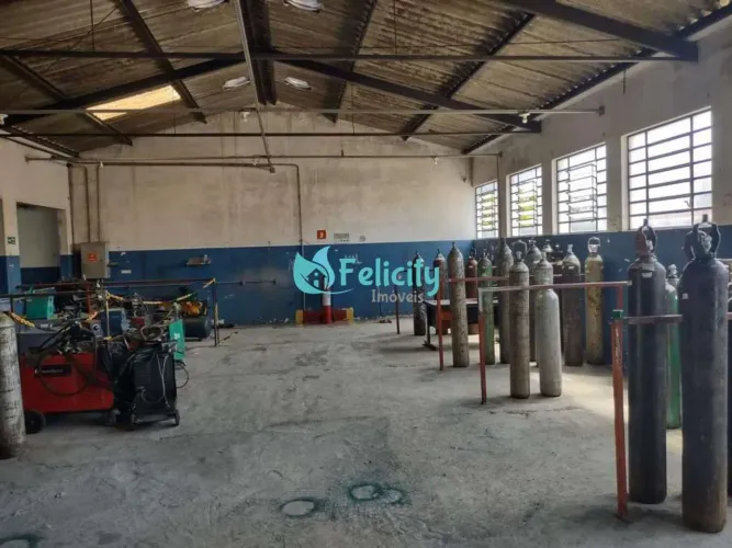Galpão com 650m2, 4 vagas no Jardim Santa Mônica