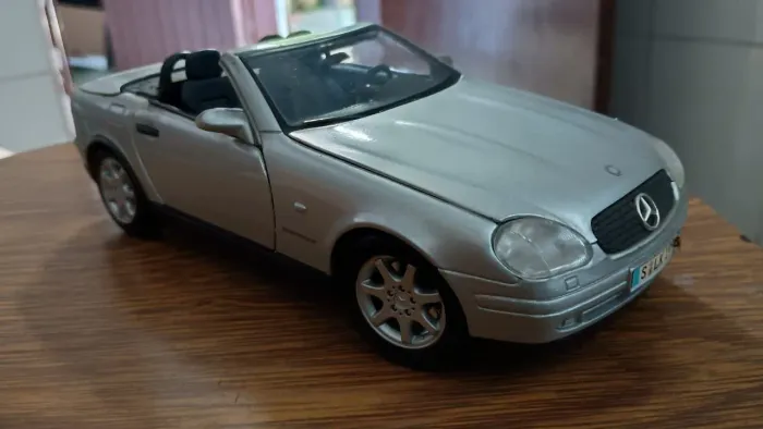 Mercedes SLK230 Compressor . Prata 1/18 Maisto Thailand 