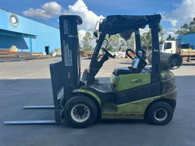 EMPILHADEIRA CLARK C25