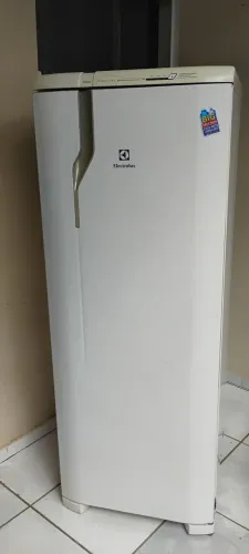 Uma geladeira Eletrolux