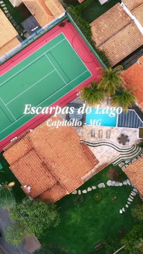 Casa em Escarpas do Lago com piscina, quadra de tênis, suítes e Jacuzzi - Capitólio, MG