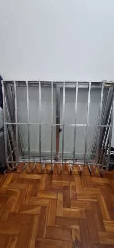 Janela de alumínio 1,10x 1 20 com Vidro e Grade ideal para a segurança de sua residência.