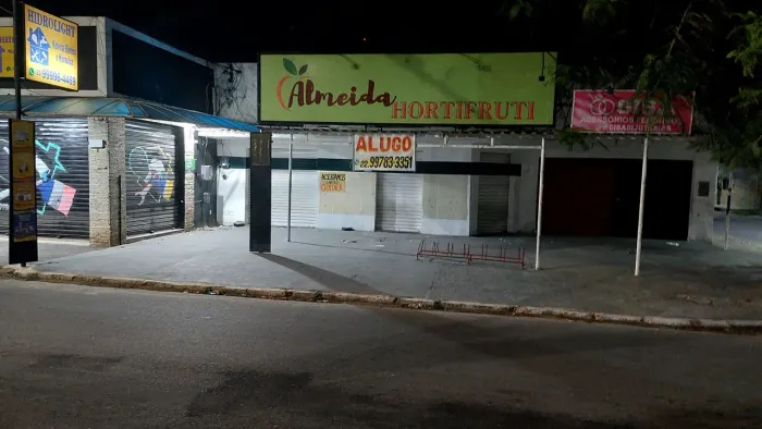 Aluga-se ponto comercial ótima localização em frete a Praça de Nova Brasília. Ótima