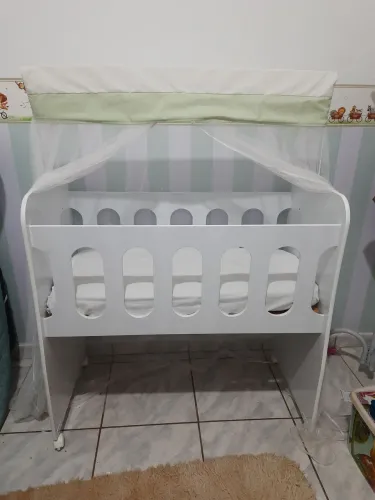 Vendo um mini berço, com mosquiteiro, lençol e banheira.