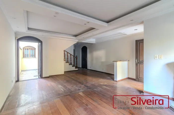 ALUGA-SE CASA AMPLA COM PISCINA / 4 QUARTOS / 4 VAGAS / BEM LOCALIZADA NA ZONA NORTE DE PO