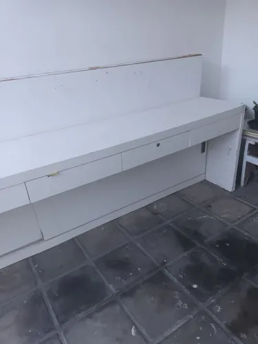 Balcão grande com 05 gavetas e vitrine - 600,00