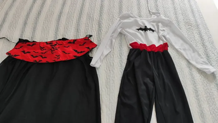 Fantasia vampiro com capa veste 5/6 anos