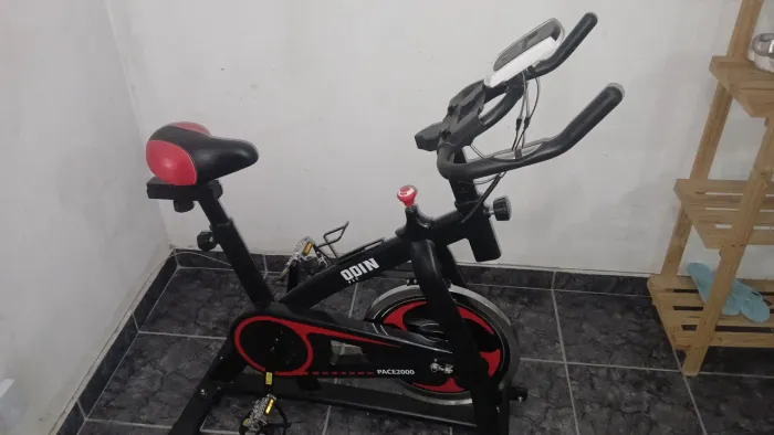 BICICLETA ERGOMÉTRICA ODIN FIT SPINNING MECANICA ACADEMIA RODA DE INÉRCIA 6KG PACE2000