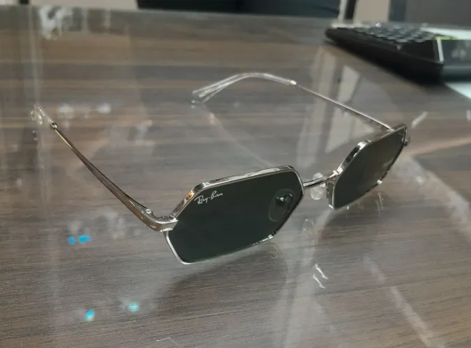 Óculos de sol Ray-Ban hexagonal.