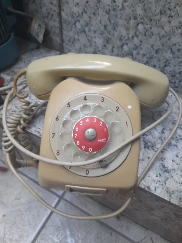 Telefone de gancho antigo.
