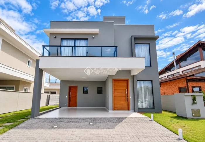 Auxiliadora Predial aluga, Casa de 3 dormitórios + edicula, em condomínio fechado com 4 qu
