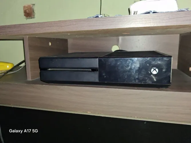 Vendo xbox one liga e depois desliga