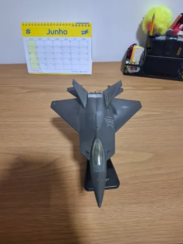 Miniatura F-22 Raptor 1:48 Caça Militar USAF + Base Expositora
