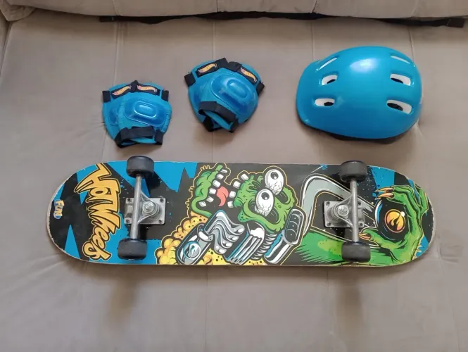 Skate Hot Wheels com joelheira, capacete e cotoveleira e joelheira