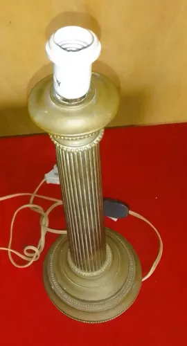 Grande Abajur em metal dourado cinzelado base redonda escalonada haste frenestrada