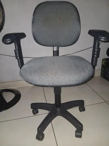 Cadeira para escritório, com regularem de altura, e apoios laterais.