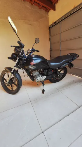 Moto com motor feito recentemente, ainda na garantia, roda de liga, escapamento gmoto