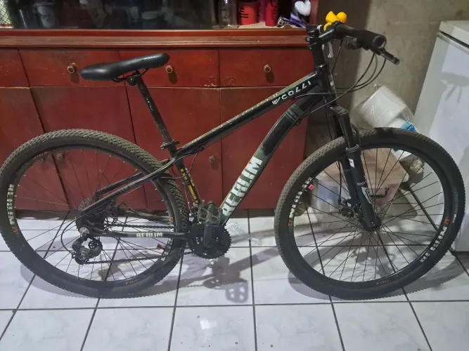 Bicicleta aro 29 , no precinho e conservada