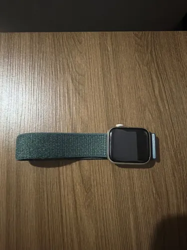 Apple Watch SE GPS ? Caixa estelar de alumínio - 40 mm ? Pulseira esportiva estelar - P/M