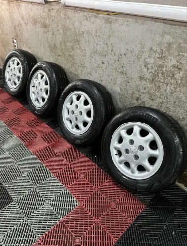 Rodas aro 13 original Volkswagen com pneus