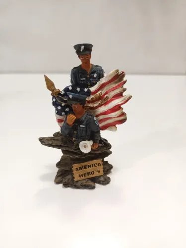 Estátua decorativa vintage América hero's