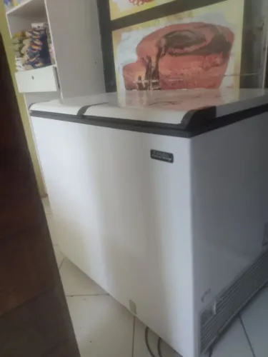 Vende se 2 freezer horizontal 2 e 1 portas