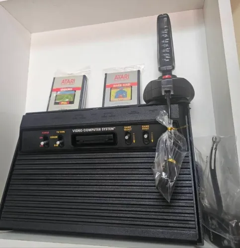 Atari 2600 com 20 jogos e 1 controle higienização feita