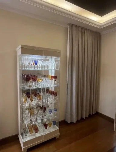 Vendo cristaleira com luz embutida