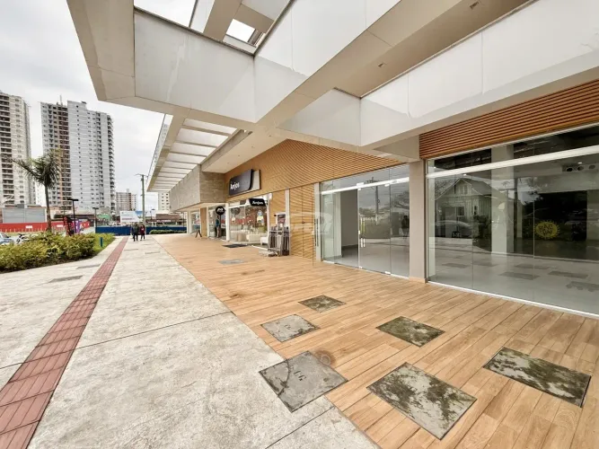 Sala comercial disponível para locação no bairro Itacolomi, em Balneário Piçarras/SC. (Cód