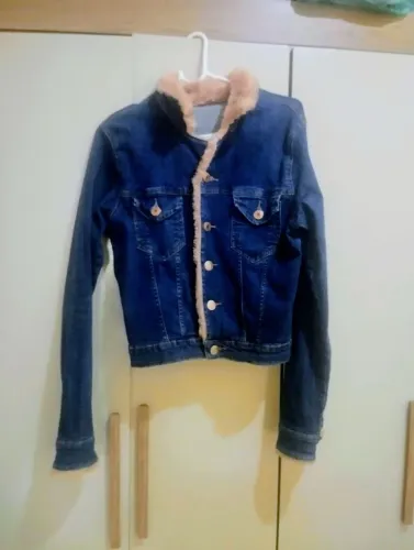 Vendo essa jaqueta jeans feminina semi-nova preço de desapego