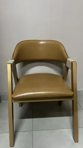Cadeira modelo poltrona, pes de metal, courino caramelo 