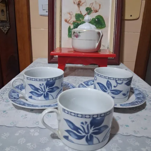 Açucareiro Porcelana Cerqueira leite, tampa não original, 3 xícaras e 2 pires chá