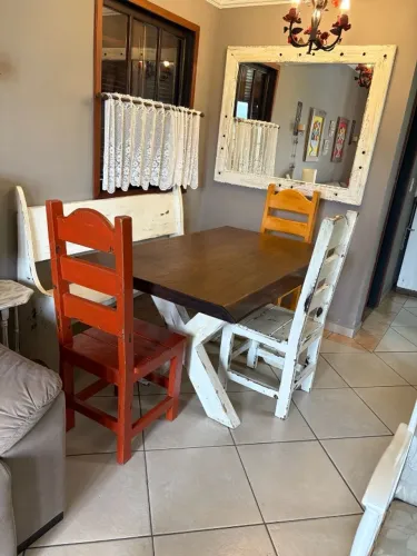 Mesa jantar, 3 cadeiras, banco e mesa de centro