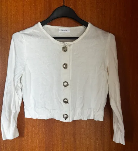 Casaquinho Calvin Klein com aviamentos dourados