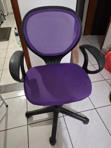 cadeira giratoria roxa infantil