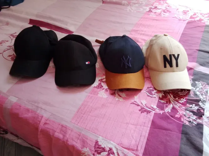 Vendo bonés,os 4 por 15.00