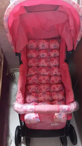 Carrinho de bebê rosa